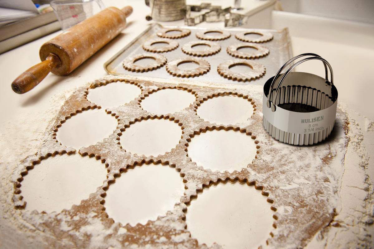 HULISEN Fluted Round Cookie Cutter Set - 5 Pieces, Stainless Steel Biscuit Cutters with Handle